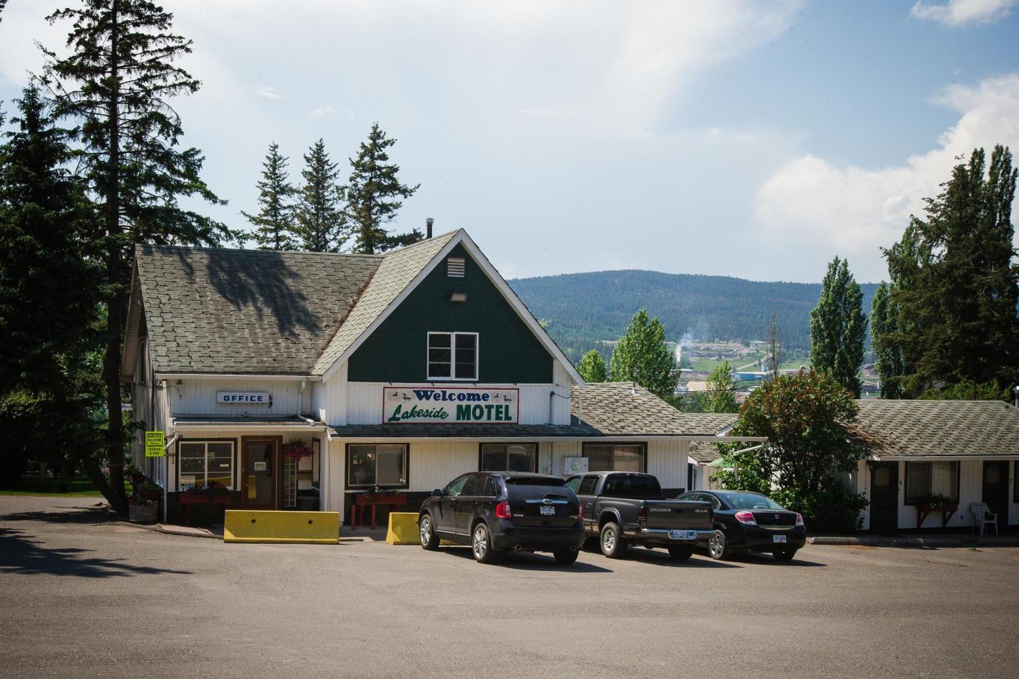 Lakeside Motel Williams Lake Exterior photo