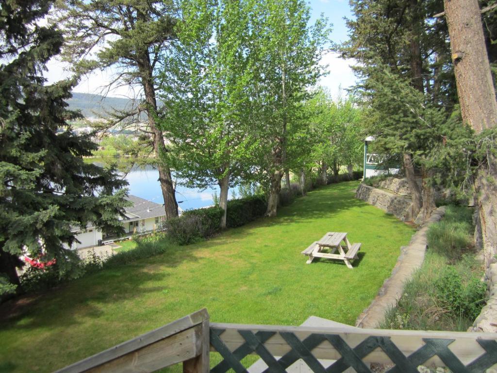 Lakeside Motel Williams Lake Exterior photo